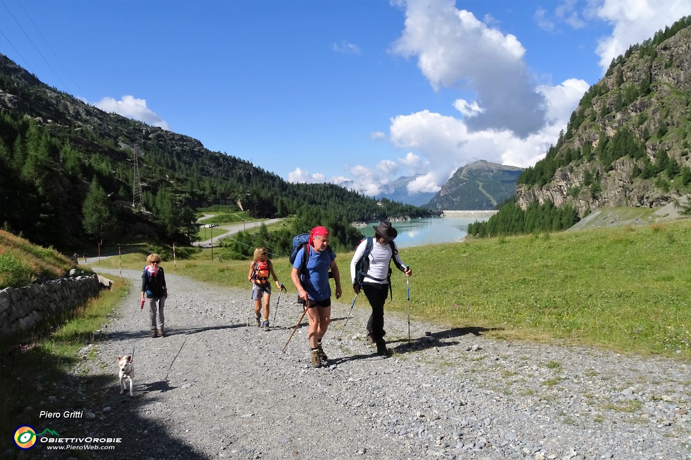 06 Partrenza dal parcheggio alla Diga del lago Alpe Gera (2000 m).JPG